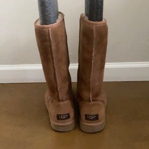 Uggs - brown - in good condition